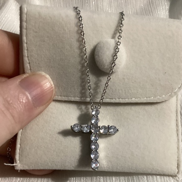 💋Gorgeous Brilliant Cut Zircon Cross Pendant on Silver Chain - Picture 3 of 17